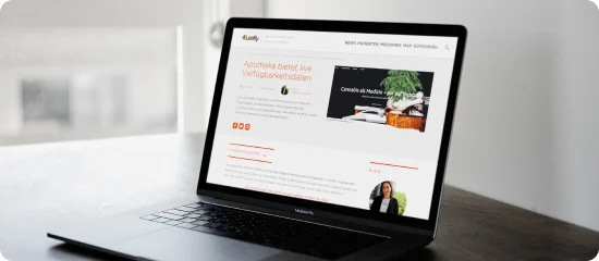 Ein aufgeklappter Laptop mit der Startseite der Cannabis-Plattform Leafly.de. Die Plattform hat in diesem Artikel über die Cannabisapotheke berichtet. 