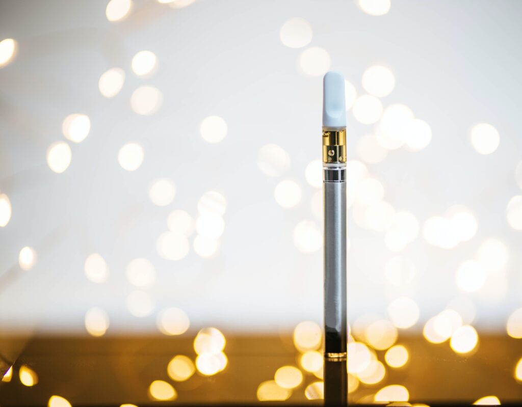 Eine Kartusche mit Cannabisextrakt zum Verdampfen in einer E-Zigarette.