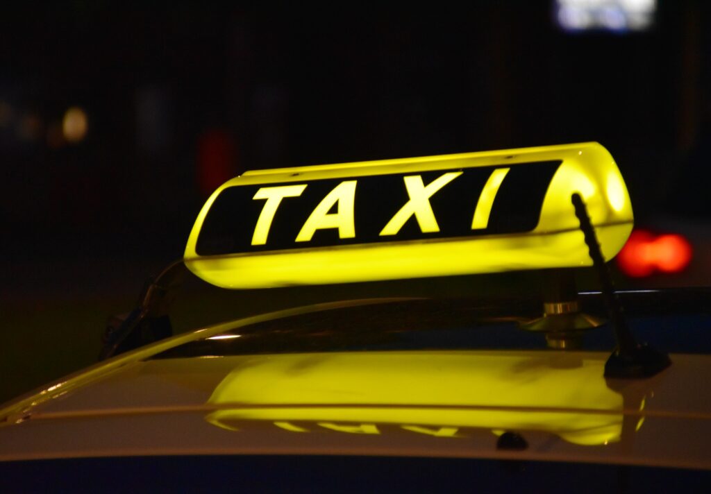 Das leuchtende gelbe Schild eines Taxis