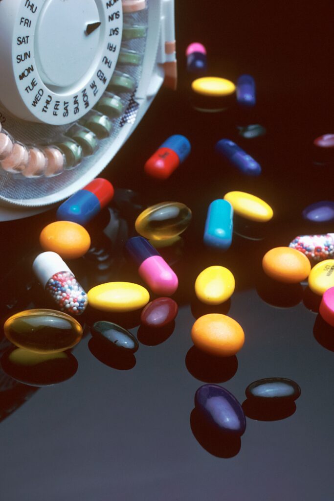 Mehrere Medikamente mit Einnahmenplan, um Wechselwirkungen zu vermeiden.