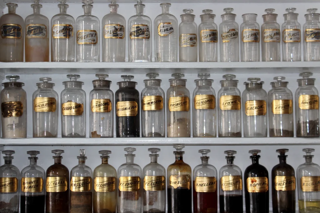 Ein Regal voll mit Apotheken-Flaschen, in denen Medikamente gelagert werden
