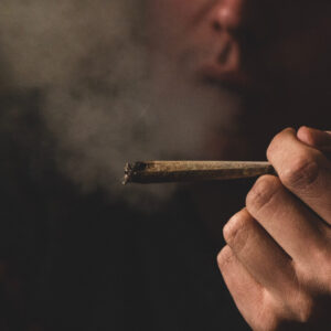 Eine Person raucht einen Joint. Das rauchen von medizinischem Cannabis ist nicht empfohlen