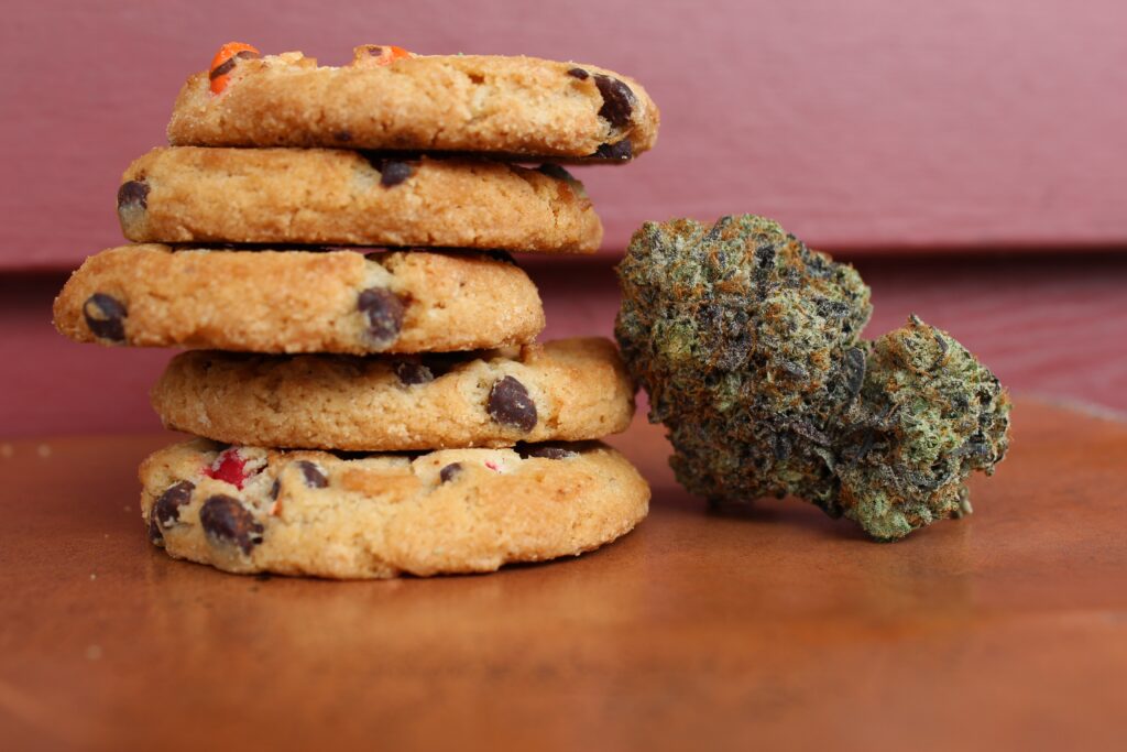 Kekse mit Schokolade und eine getrocknete Cannabisblüte