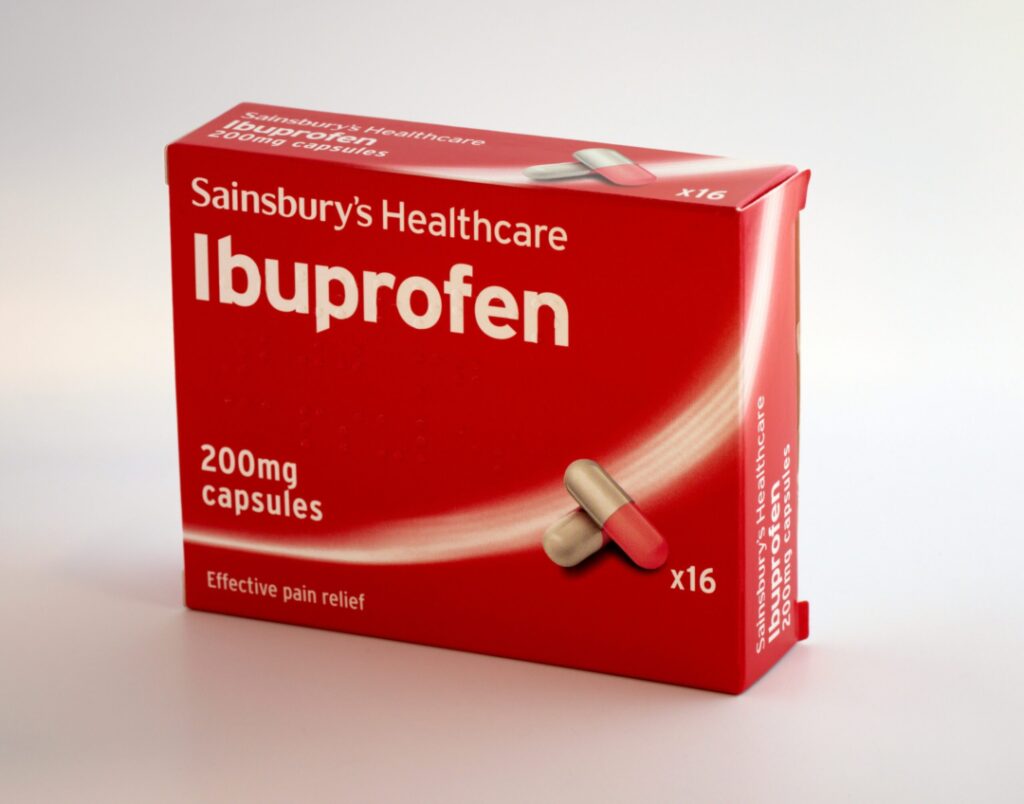 Eine rote Packung Ibuprofen 200mg, die oft gegen Kopfschmerzen eingesetzt werden.