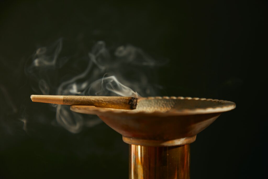 Ein rauchender Joint in einem Aschenbecher