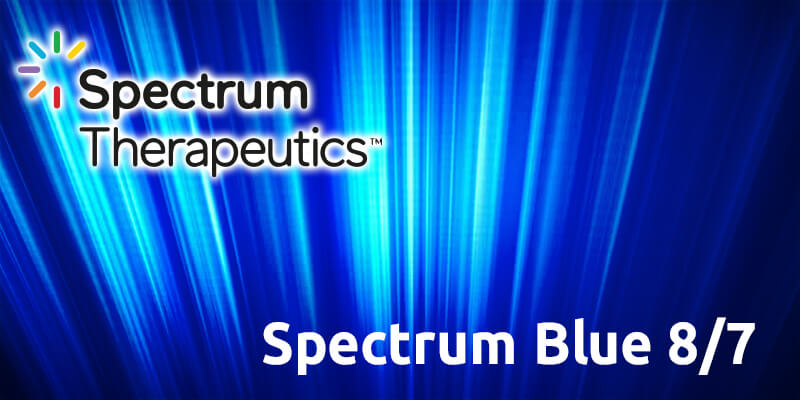 Man sieht Firemnlogo von Spectrum Therapeutics (Produkt: Spectrum Blue 8/7) auf blauem gestrahlten Hintergrund.